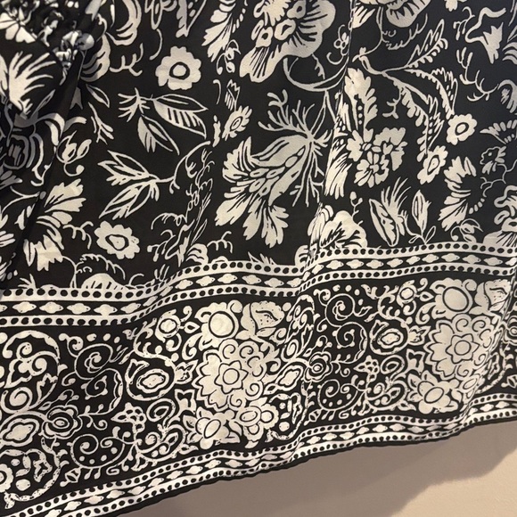 Vince Camuto Black and White Floral Blouse size M - Picture 4 of 6
